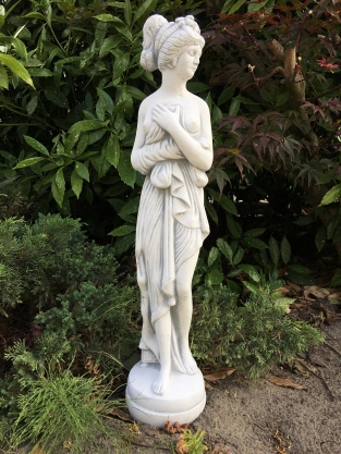 Prachtig vol wit stenen beeld van een erotisch geklede staande dame, super mooi voor in de tuin!!